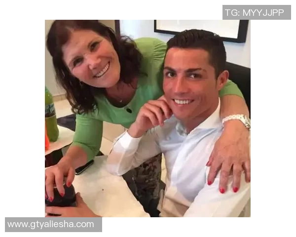 亚洲足球球星妻子们的生活揭秘：背后的支持与爱情故事