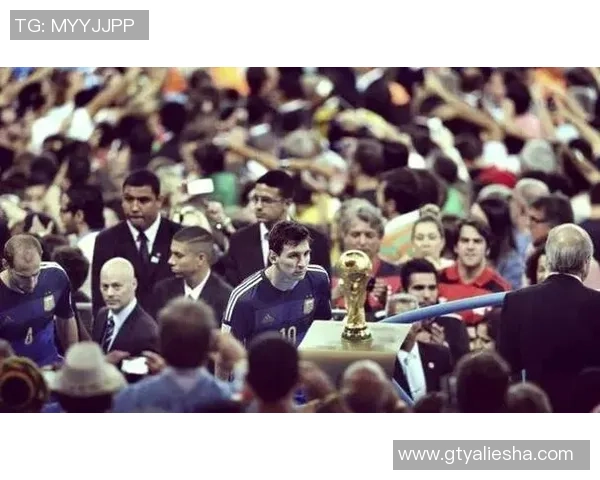 足球巨星们的成就与影响力：从梅西到C罗的传奇之路与未来展望